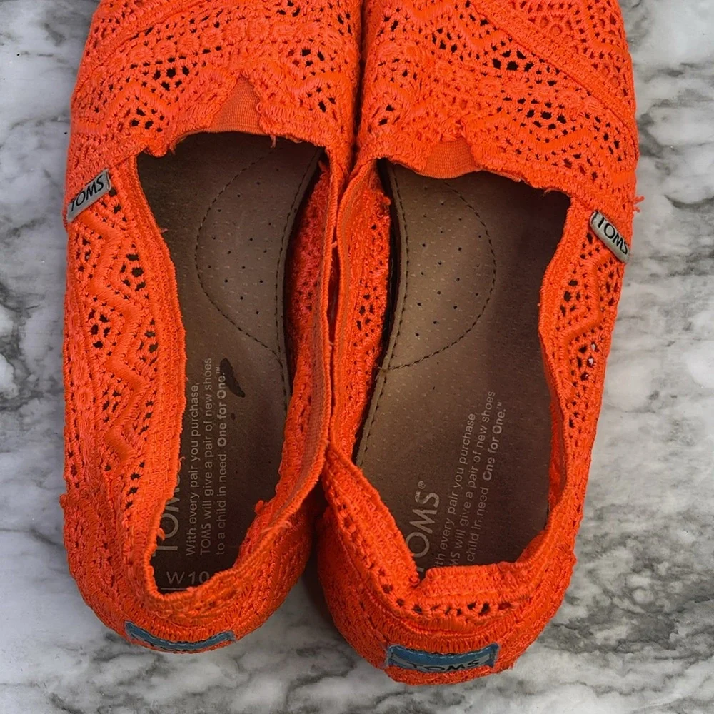 TOMS Shoes Womens Slip On Orange Coral Alpargata Crochet Lace size 10